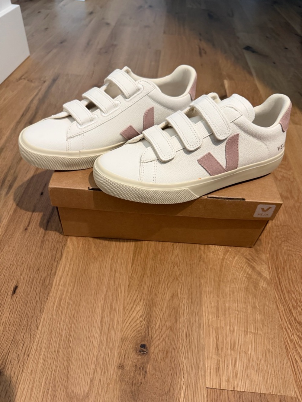 Veja Women's Recife Chromefree Leather White Bab - size 40